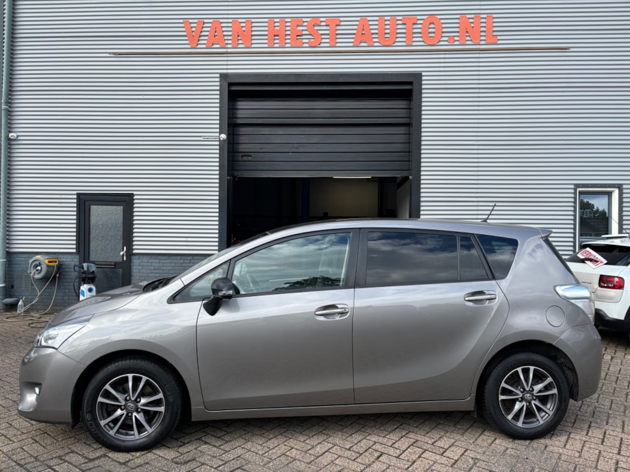 Toyota Verso - 1.8 Skyvieuw AUTOM. 3 MND GAR NAVI CLIMA PANO TREKHAAL LMV CRUIS - AutoWereld.nl