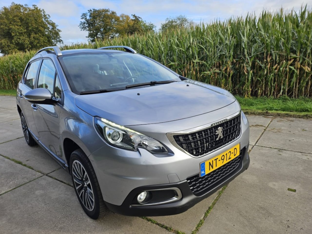 Peugeot 2008 - 1.2 PURETECH ACTIVE met navi, panoramadak en trekhaak - AutoWereld.nl