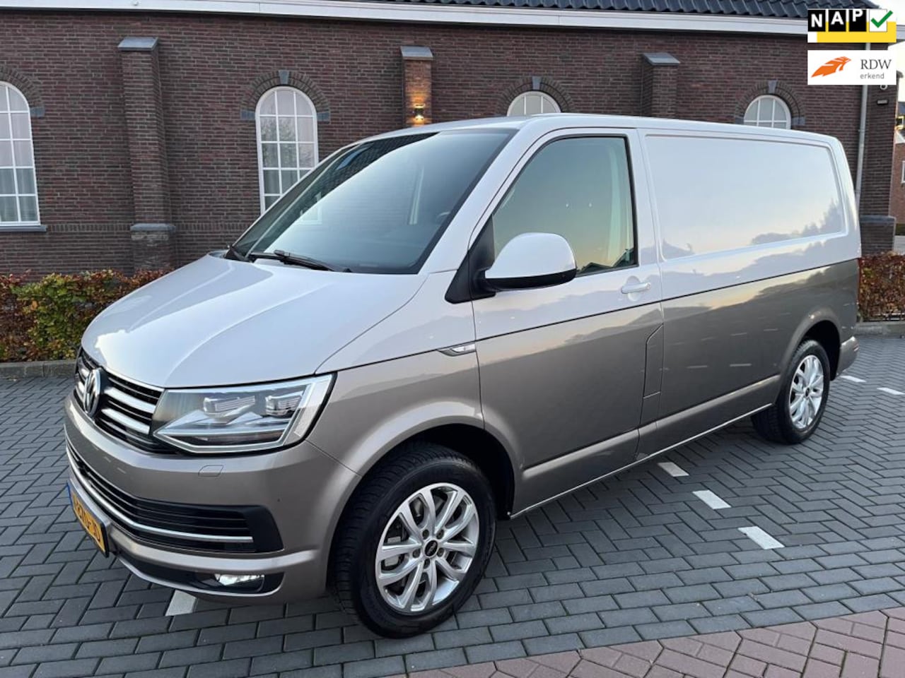 Volkswagen Transporter - 2.0 TDI L1H2 Highline 2017 AUTOMAAT ! - AutoWereld.nl