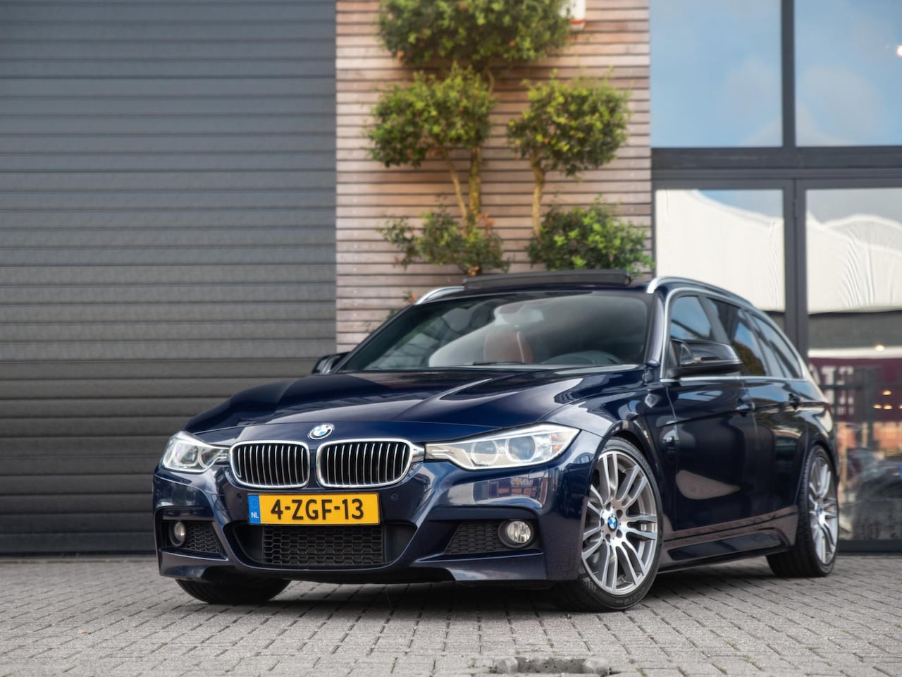 BMW 3-serie Touring - 325d High Executive M-Pakket Pano Leer Trekhaak - AutoWereld.nl