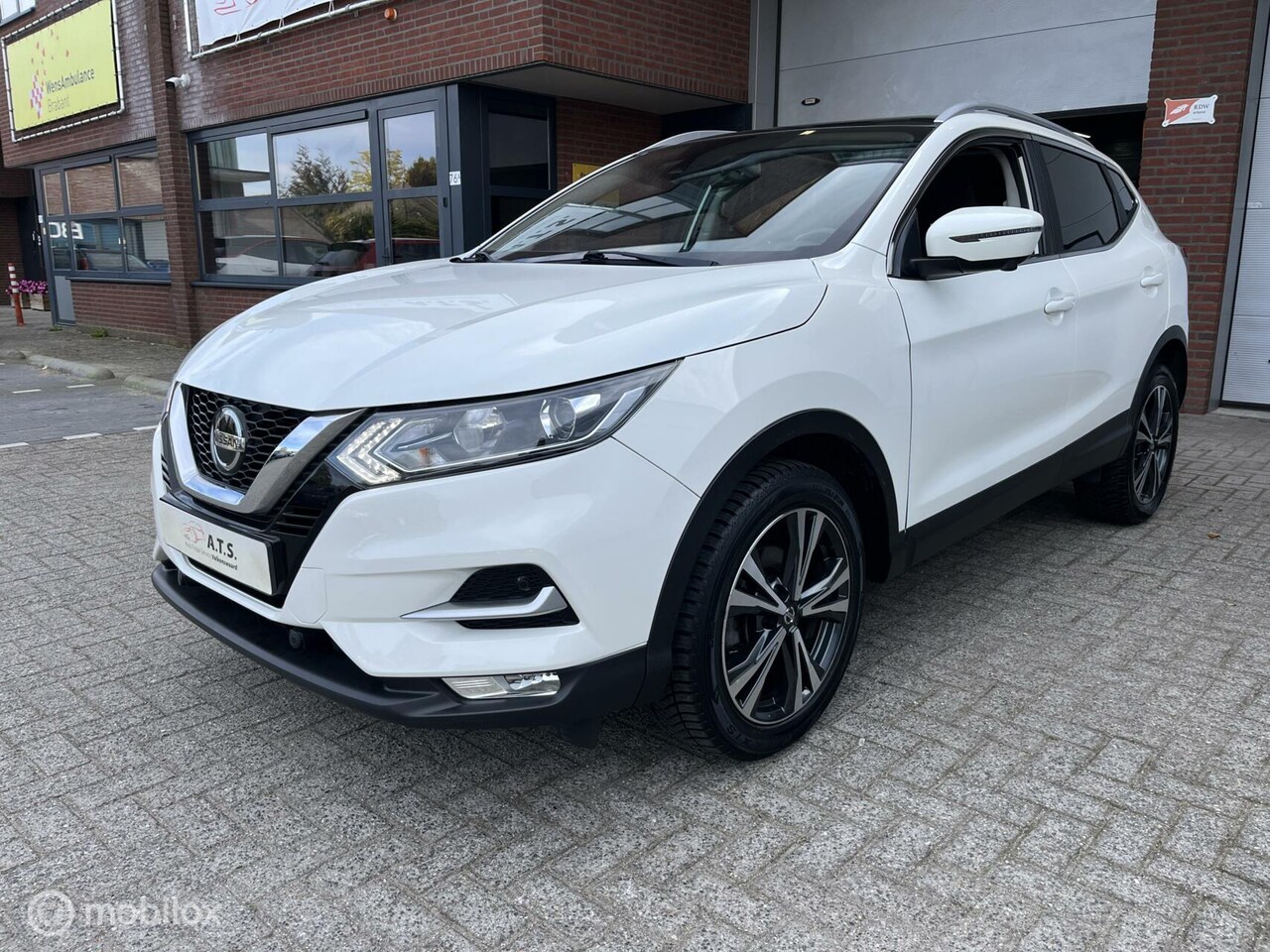 Nissan Qashqai - 1.3 DIG-T 160PK N-Connecta*NAVI*PANO-DAK*CAMERA* - AutoWereld.nl