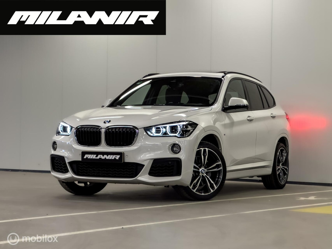 BMW X1 - sDrive20i M sport pakket | Pano | H&K | Headup | Leer - AutoWereld.nl