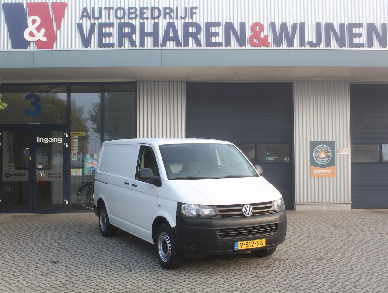 Volkswagen Transporter - 2.0 TDI L1H2 BM | AIRCO | NAVIGATIE | CRUISE | PDC | ELECTR.RAMEN | CDV - AutoWereld.nl