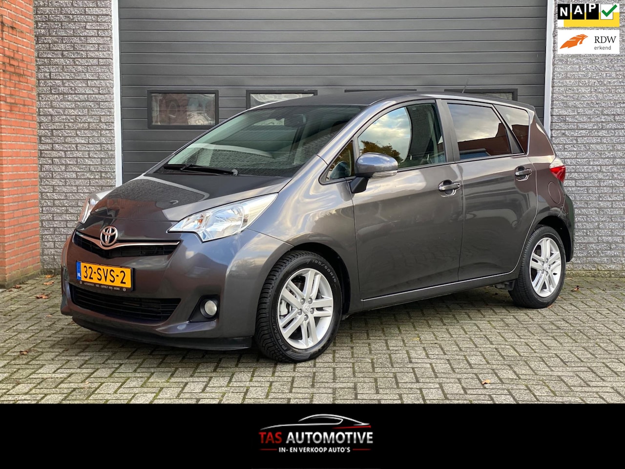 Toyota Verso S - 1.3 VVT-i Dynamic AUTOMAAT/CLIMA/PDC/CRUISE - AutoWereld.nl