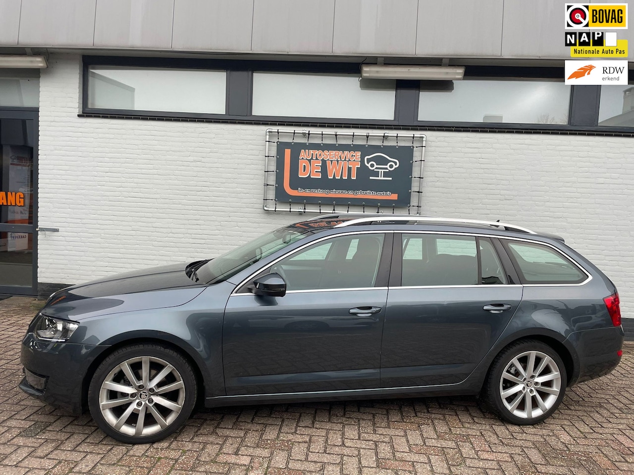 Skoda Octavia Combi - 1.4 TSI Greentech Elegance Businessline automaat en trekhaak - AutoWereld.nl