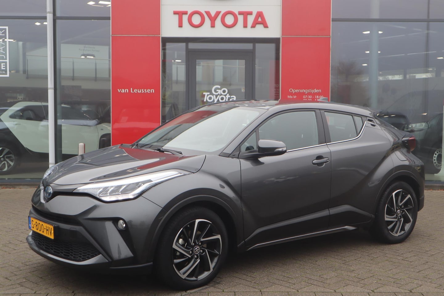 Toyota C-HR - 2.0 HYBRID DYNAMIC 184PK NAVI APPLE/ANDROID KEYLESS PARK-SENSOREN AD-CRUISE CAMERA NL-AUTO - AutoWereld.nl