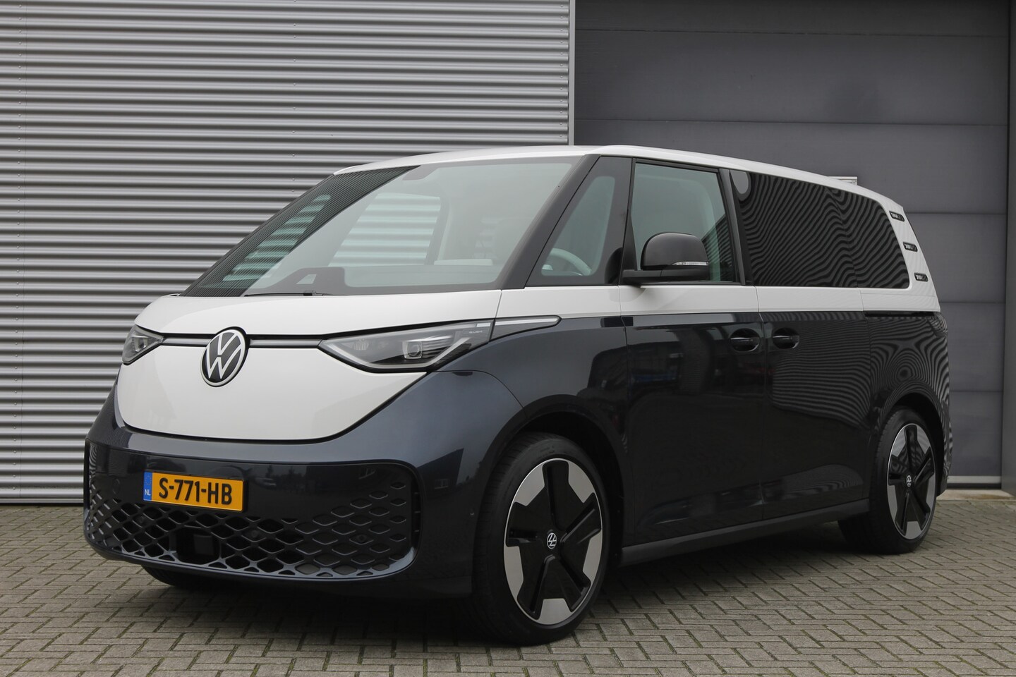 Volkswagen ID. Buzz - 1st Max 77kWh I AUT. I CARPLAY I CAMERA I TREKHAAK - AutoWereld.nl