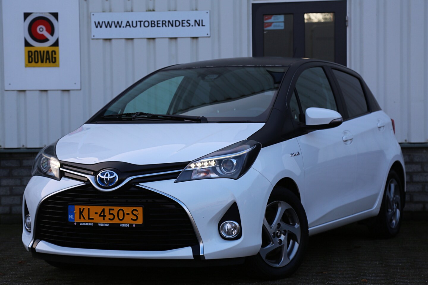 Toyota Yaris - 1.5 Hybrid Trend Bi-Tone Automaat*NL-Auto*Perfect Onderh.*Afneemb. Trekhaak/Leder/Camera/N - AutoWereld.nl