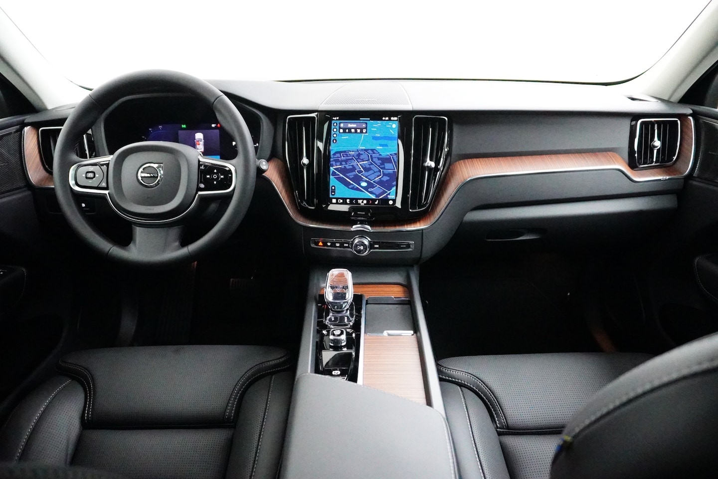 Volvo XC60 - Recharge T6 Plus Bright | PDC + 360 camera | Nappa-leder | Stoelkoeling + Verw. | Trekhaak - AutoWereld.nl