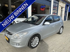 Hyundai i30 - 1.6i Dynamic Business AUT./CLIMA/CRUISE/NAVI