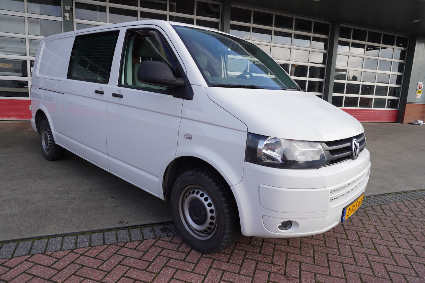 Volkswagen Transporter - 2.0 TDI 141PK L2H1 Airco | Cruise | Camera | trekhaak - AutoWereld.nl