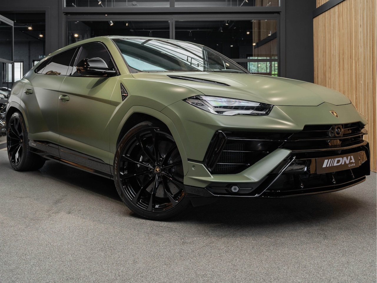 Lamborghini Urus - V8 S Keramisch 23'' Sportuitlaat URUS 4.0 V8 S Pano 3D surround - AutoWereld.nl