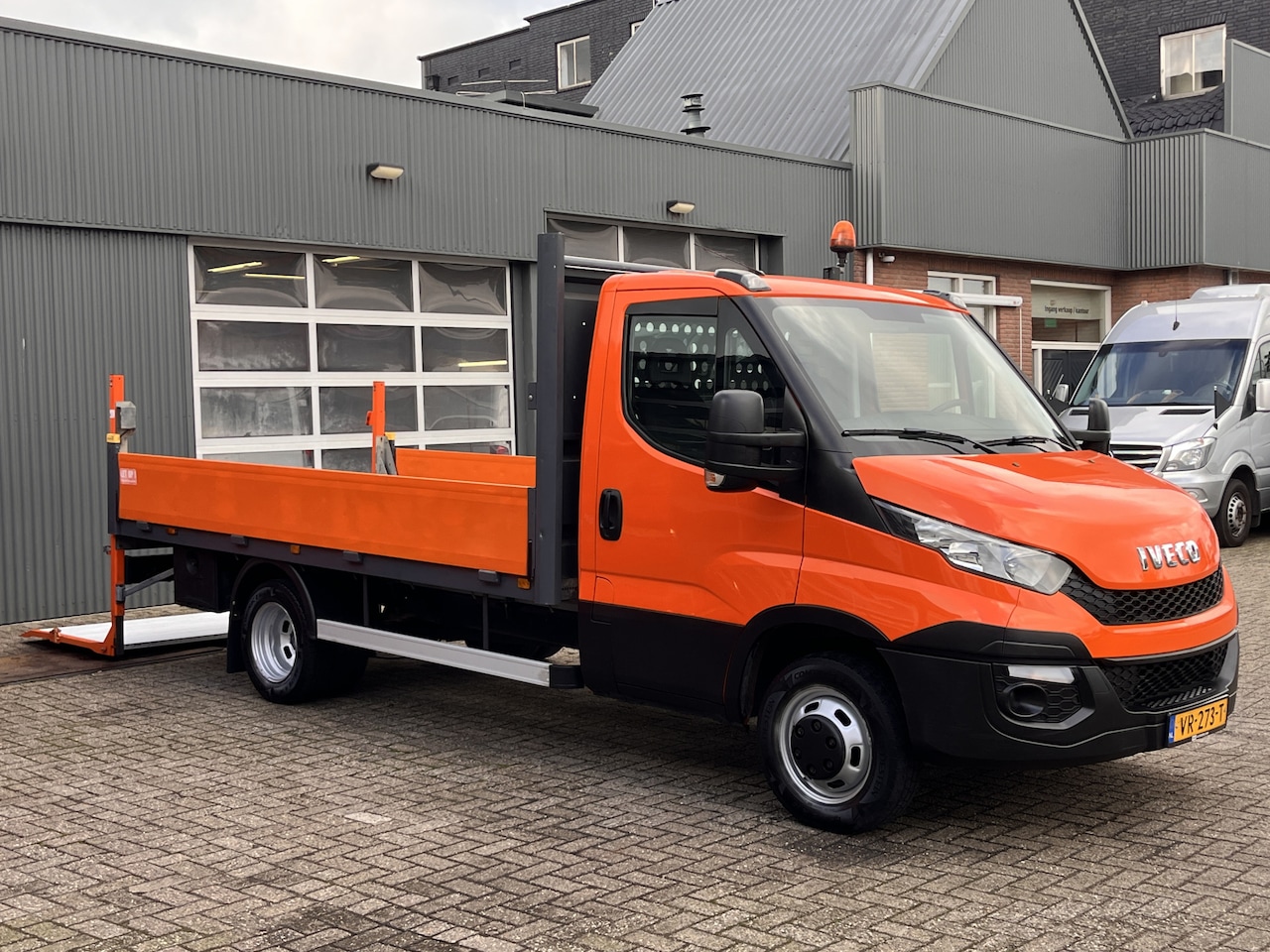 Iveco Daily - 35C15 2.3 375 Trekhaak 3500kg Laadklep 500kg Navigatie Open laadbak Pick-up Euro 5 Bpm vri - AutoWereld.nl