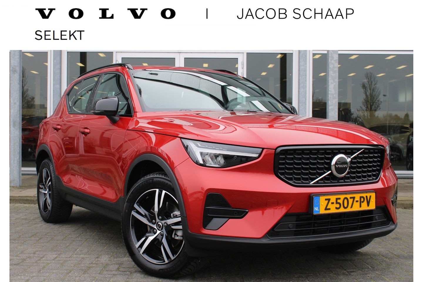 Volvo XC40 - 2.0 B4 Plus Dark / H&K Audio / Trekhaak / Camera / Adapt. Cruise / Verw. Voorstoelen - AutoWereld.nl