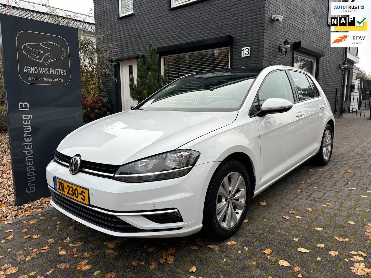 Volkswagen Golf - 1.0 TSI Panoramadak / Camera / Navi - AutoWereld.nl