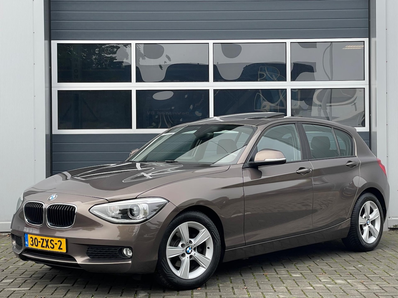 BMW 1-serie - 114i Upgrade Edition | Navi | Leder | Schuifdak | Xenon | Sportstoelen | PDC - AutoWereld.nl