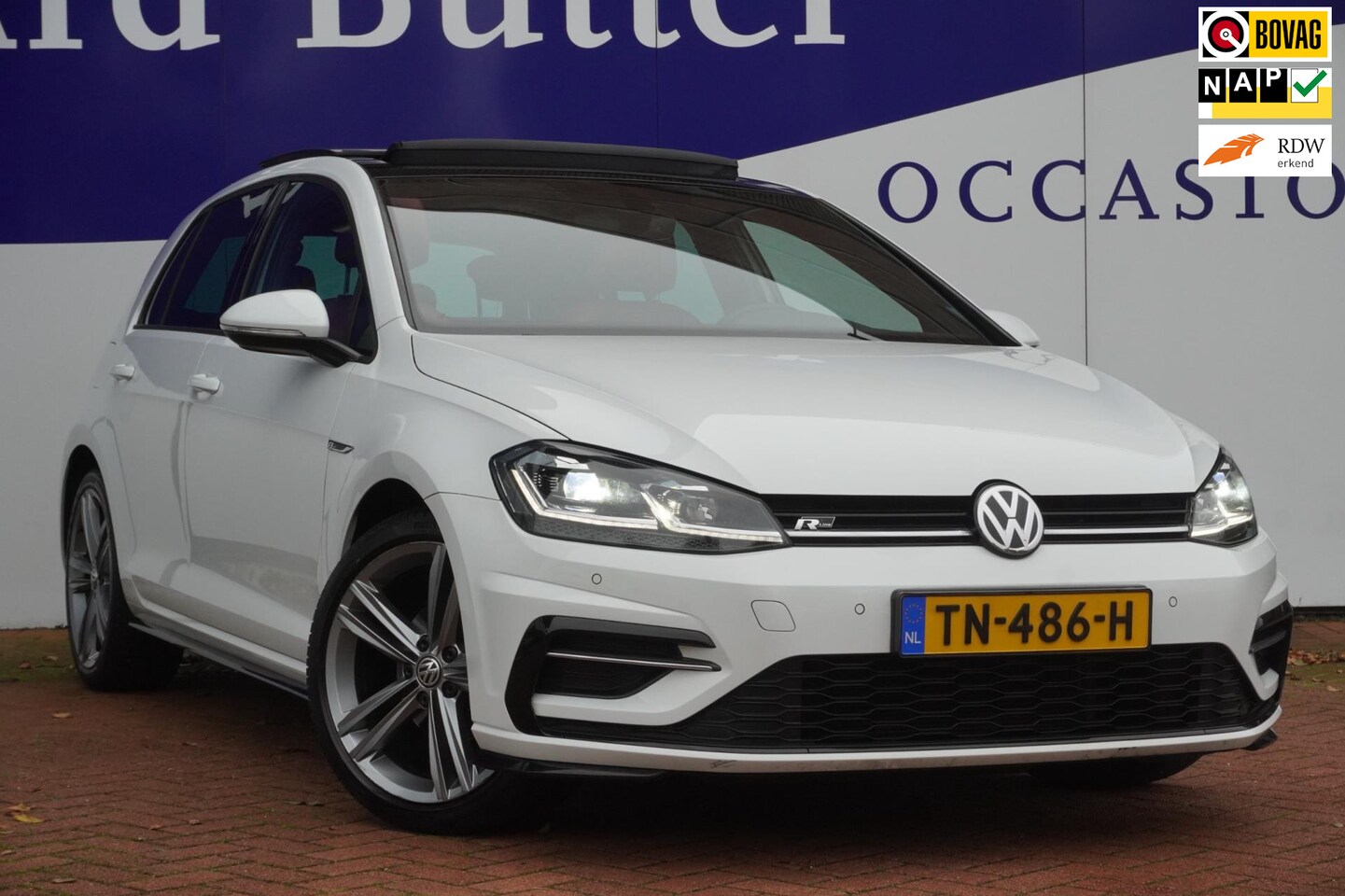 Volkswagen Golf - 1.0 TSI Highline Business 3X R-LINE / Pano-dak / Rood-Leder / LED / 18"LMV / Camera / Navi - AutoWereld.nl