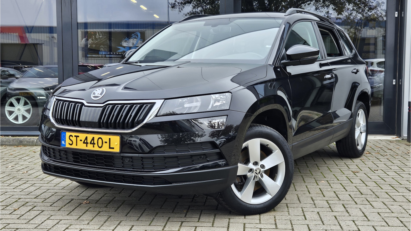 Skoda Karoq - 1.0 TSI Ambition Business + APPLE CARPLAY + CRUISE + BLUETOOTH + NAVI + LEDERPAKKET - AutoWereld.nl