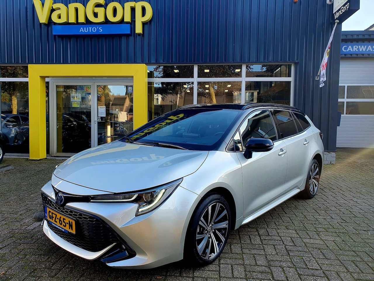 Toyota Corolla Touring Sports - 1.8 Hybrid Bi-Tone Premium All-in prijs! - AutoWereld.nl