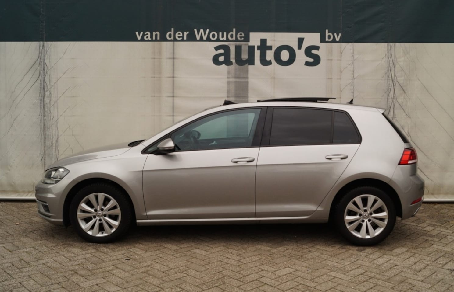 Volkswagen Golf - 1.0 TSI 115pk Comfortline Edition -PANO-NAVI-ECC-PDC-DAB- - AutoWereld.nl