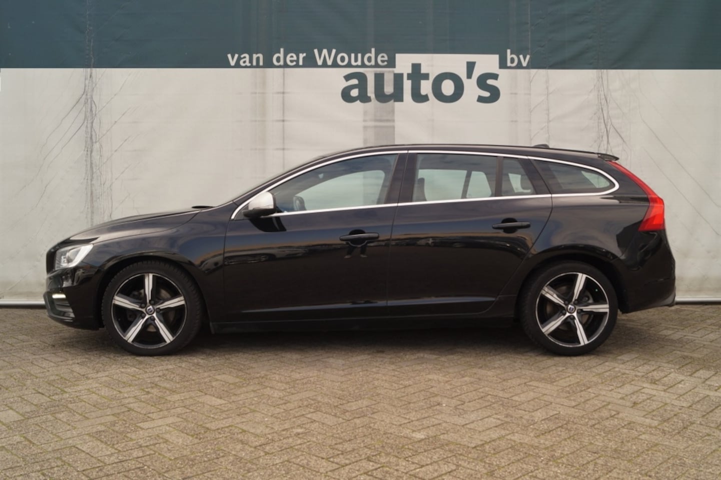 Volvo V60 - 2.0 D4 190pk Automaat R-Design Business -NAVI-ECC- - AutoWereld.nl