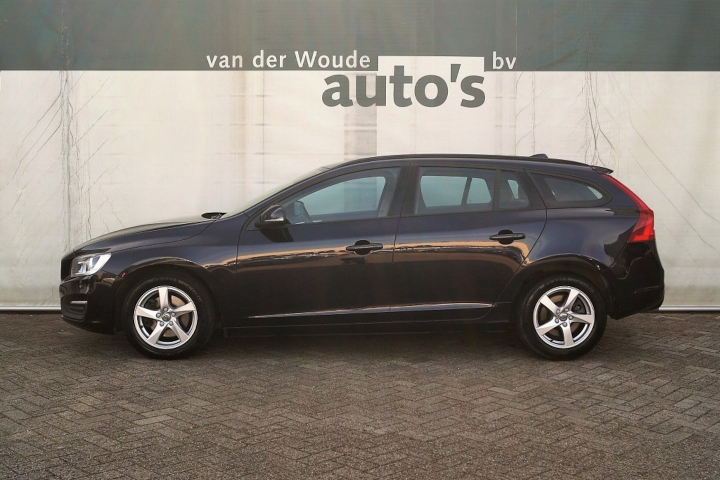 Volvo V60 - 2.0 D2 120pk Kinetic -NAVI-ECC-PDC- - AutoWereld.nl