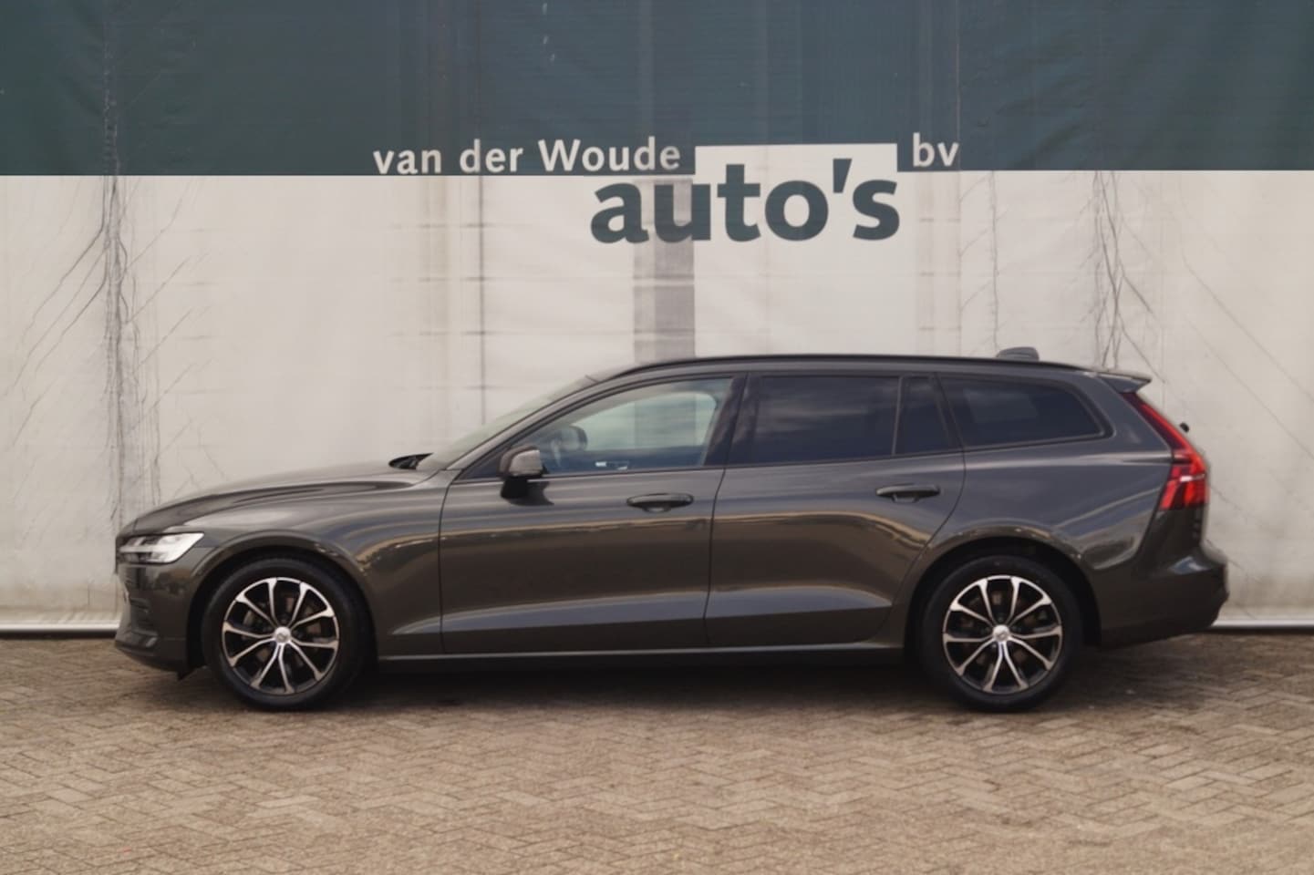 Volvo V60 - 2.0 D3 150pk MomentPro -LEER-ECC-NAVI- - AutoWereld.nl