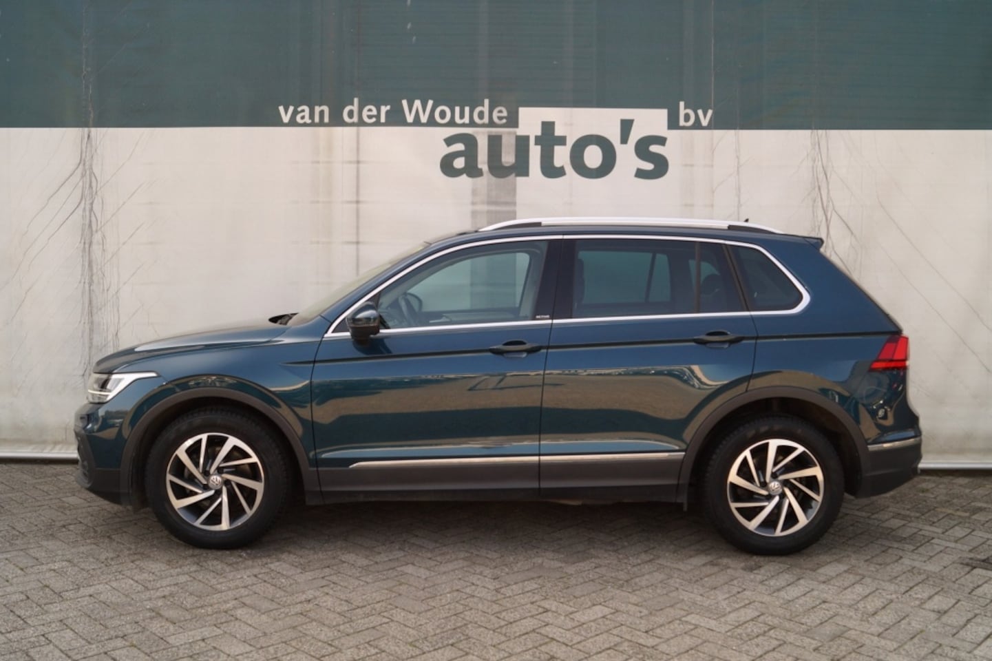 Volkswagen Tiguan - 1.5 TSI 150pk DSG Life Active -LED-DIGI-ECC-CAM-NAVI- - AutoWereld.nl