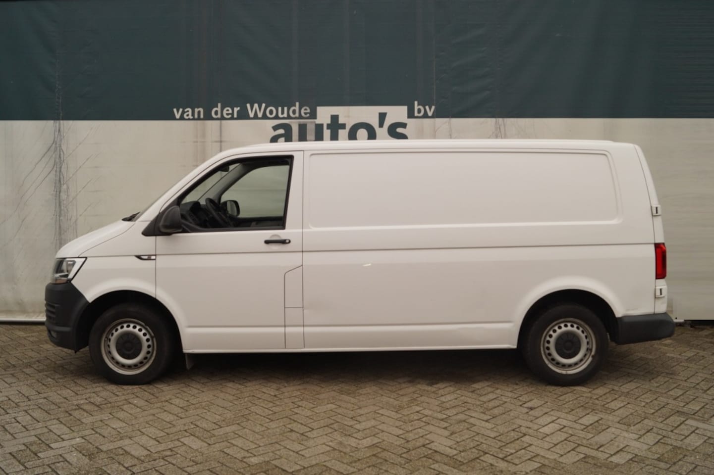 Volkswagen Transporter - 2.0 TDI 150pk Edition L2-H1 -NAVI-AIRCO-PDC- - AutoWereld.nl