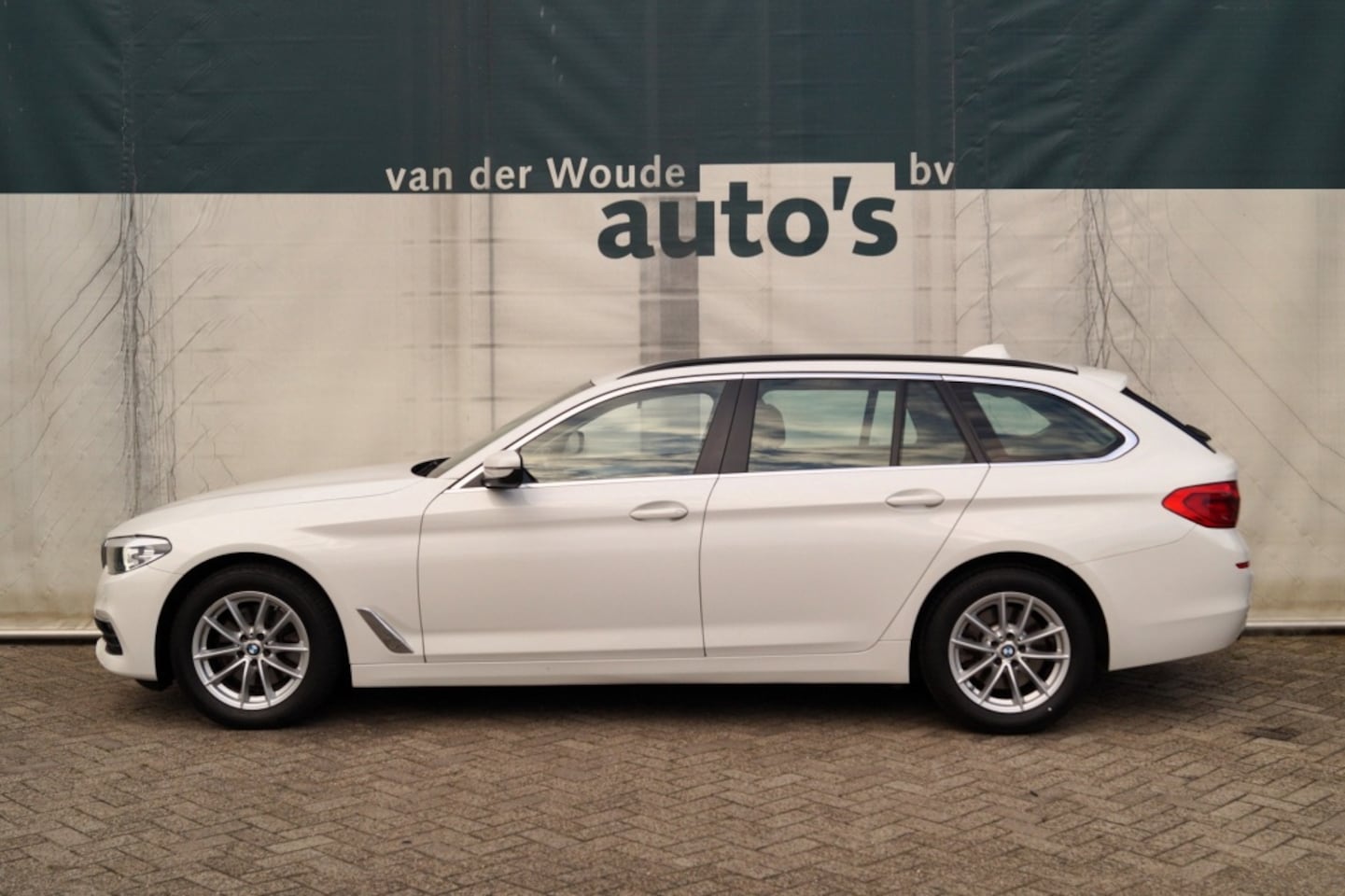 BMW 5-serie Touring - 520i 184pk Automaat Executive Edition -NAVI-ECC- - AutoWereld.nl