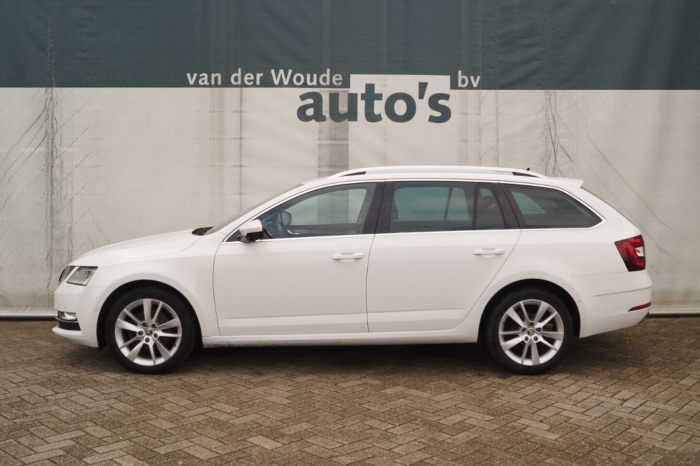 Skoda Octavia Combi - 1.0 TSI 115pk Business Edition Plus -LEER-LED-ECC- - AutoWereld.nl