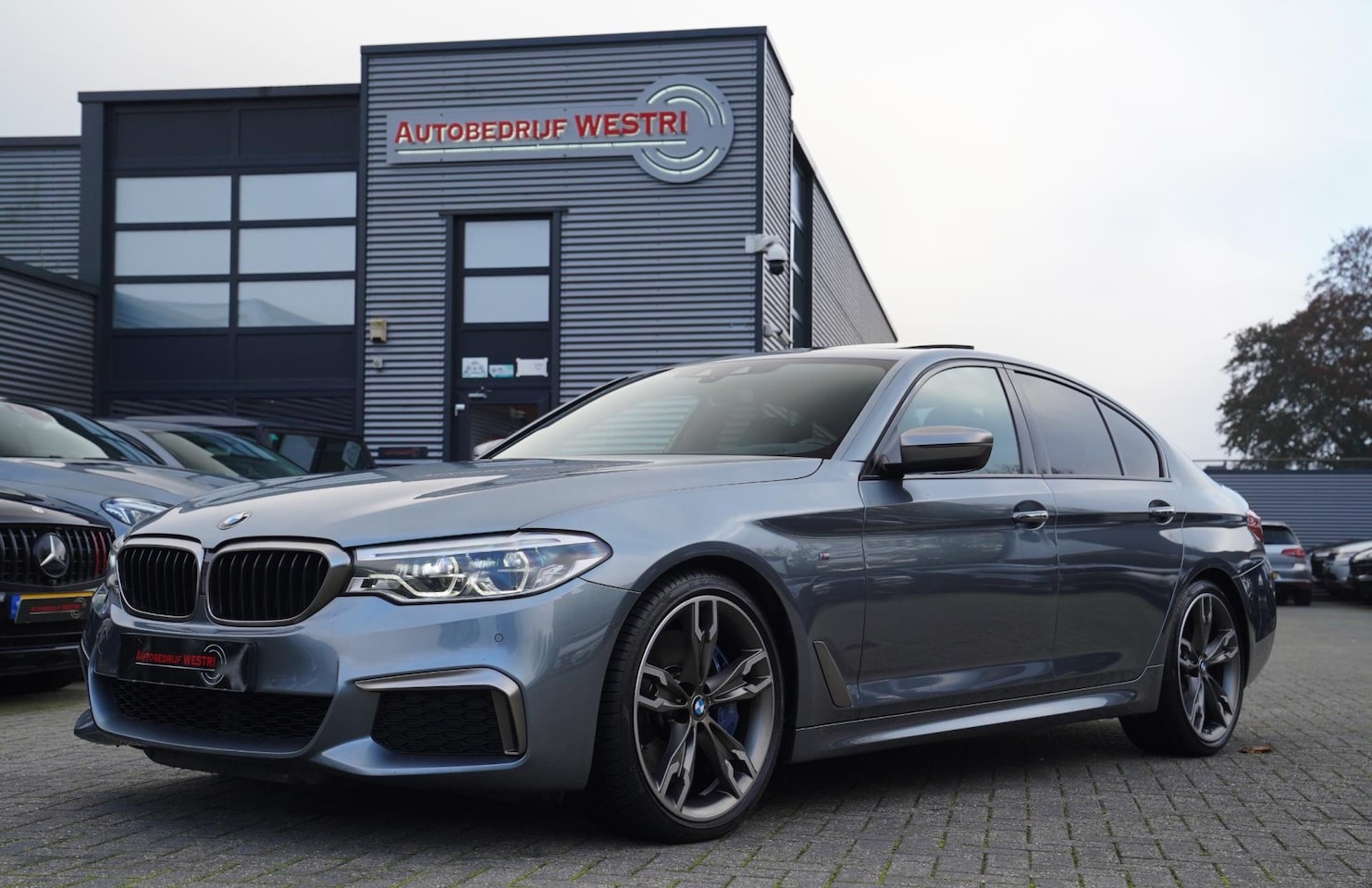 BMW 5-serie - M550d xDrive High Executive | Panorama | Bluestone Metallic | Luxe Nappa Leder | Sfeerverl - AutoWereld.nl