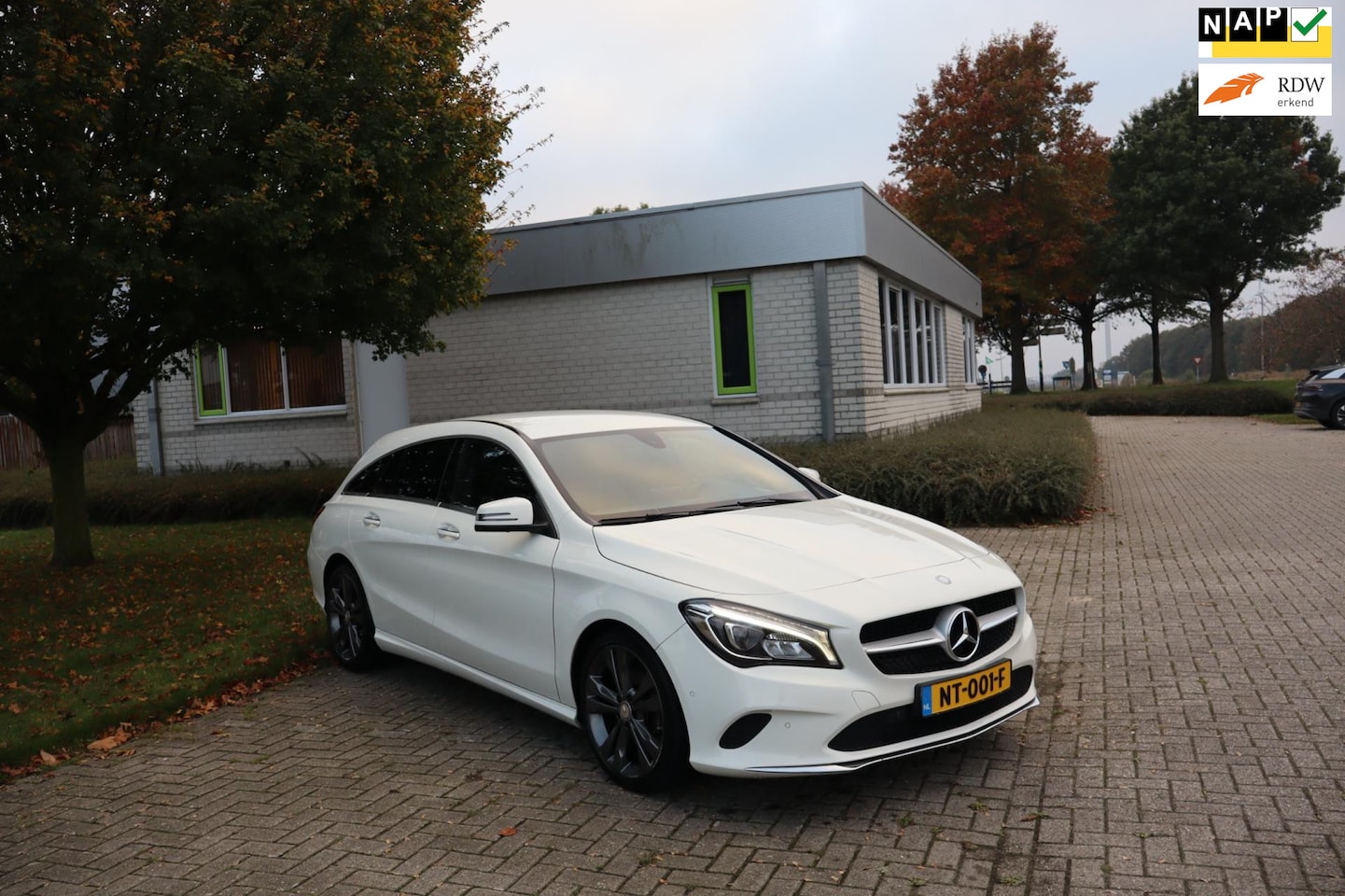 Mercedes-Benz CLA-klasse Shooting Brake - 180 d Lease Edition Plus kleur wit/sport stoelen/lm velgen - AutoWereld.nl