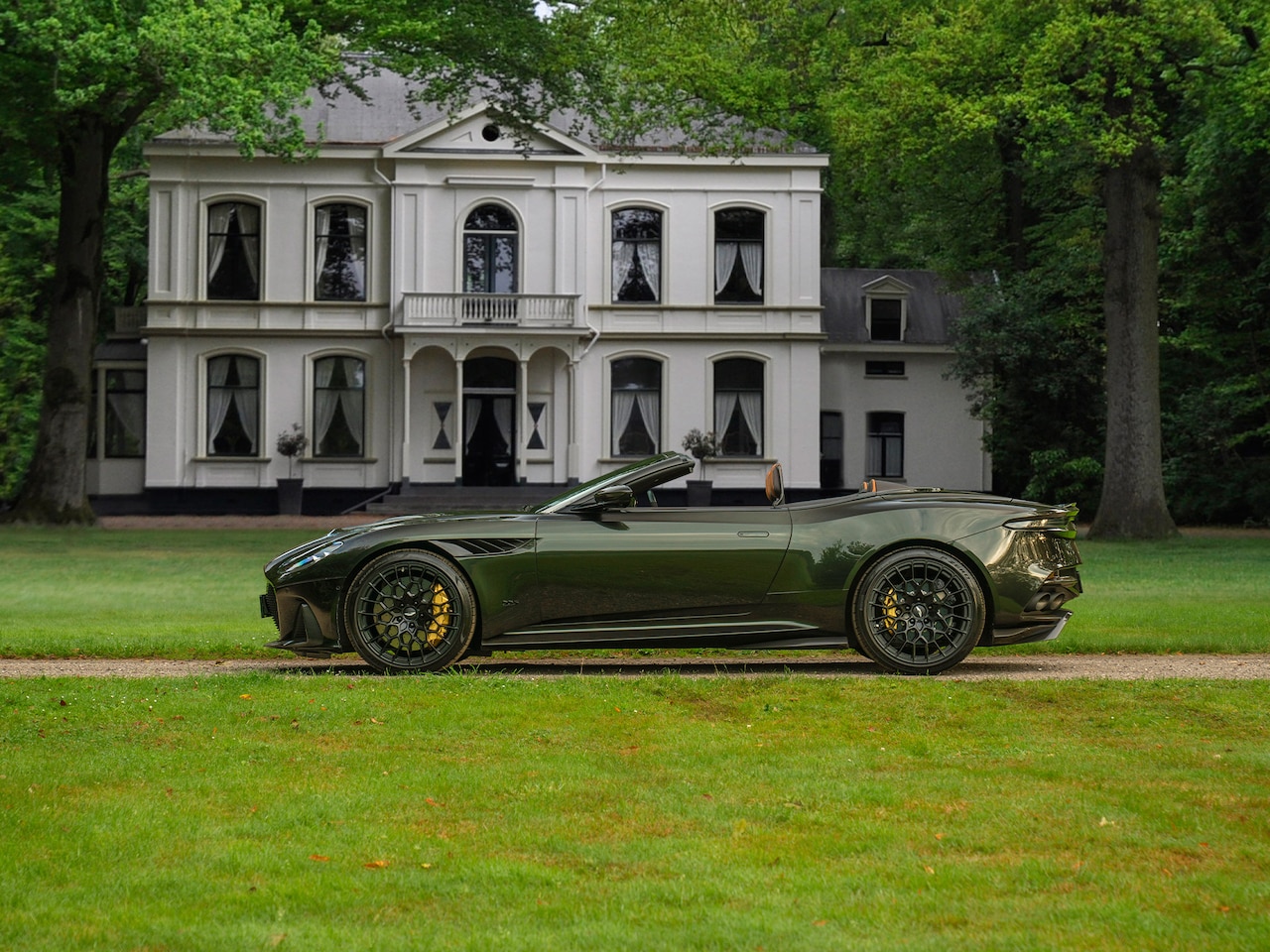 Aston Martin DBS Volante - 770 Ultimate by Q | 1 of 199 | Carbon Pack | Minotaur Green - AutoWereld.nl