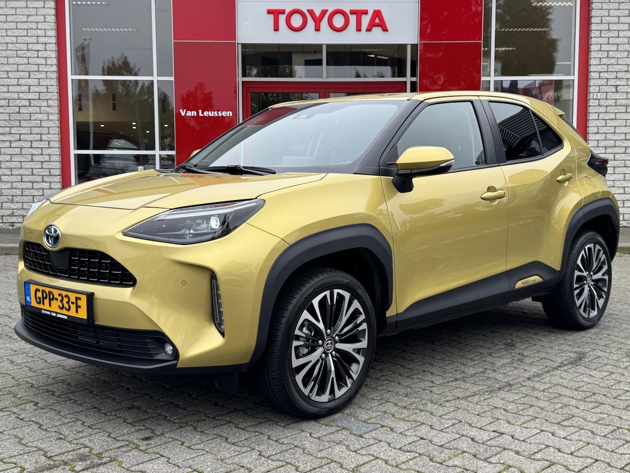 Toyota Yaris Cross - 1.5 HYBRID EXECUTIVE STOEL/STUURVERW. PARKSENSOREN V+A BLIND-SPOT APPLE/ANDROID 18" LM-VEL - AutoWereld.nl