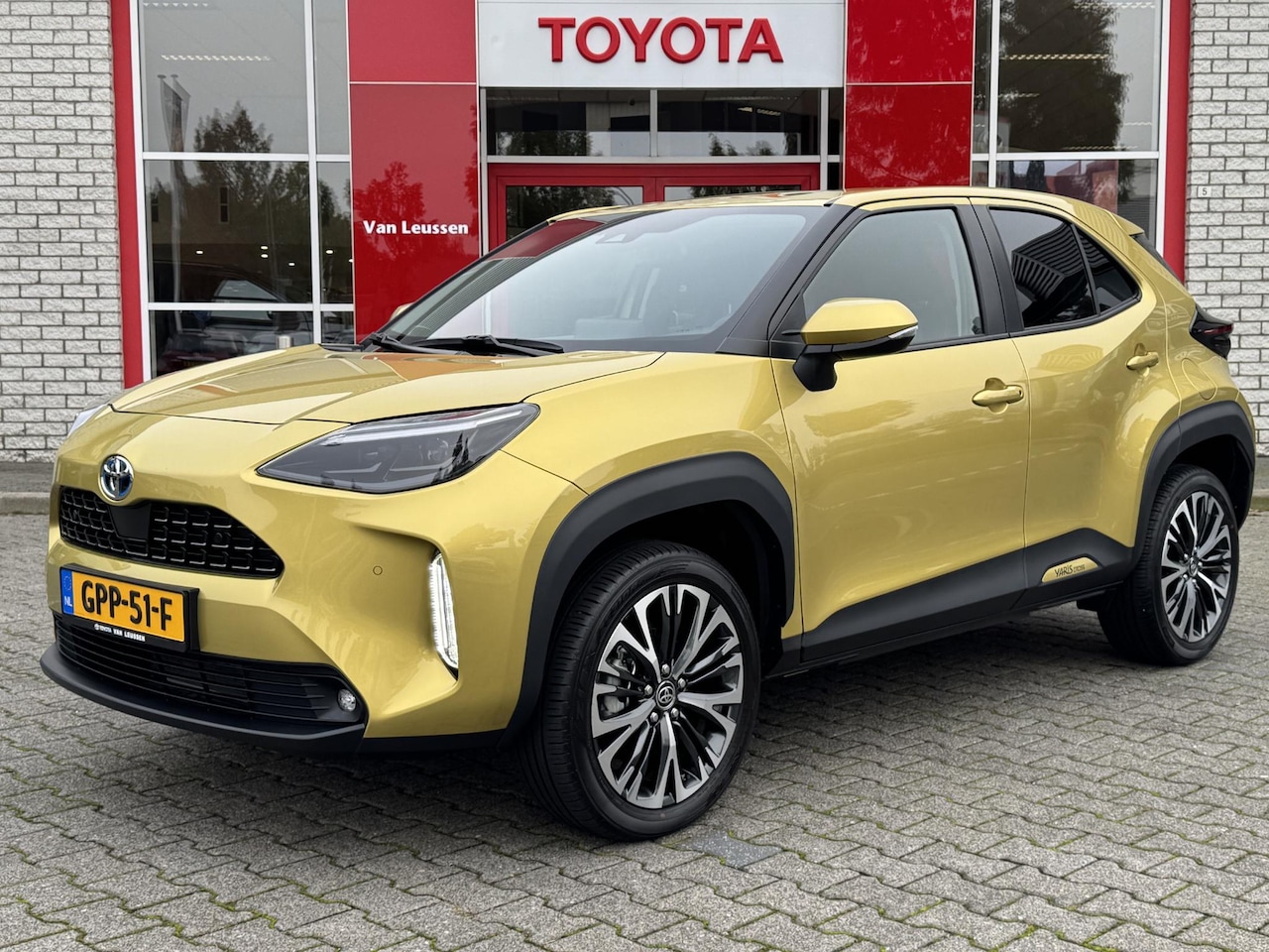 Toyota Yaris Cross - 1.5 HYBRID EXECUTIVE STOEL/STUURVERW. PARKSENSOREN V+A BLIND-SPOT APPLE/ANDROID 18" LM-VEL - AutoWereld.nl