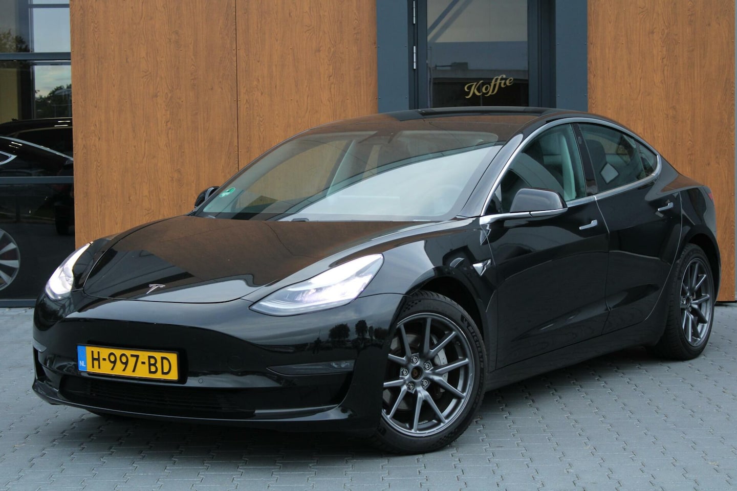 Tesla Model 3 - Long Range RWD Long Range AWD 75 kWh | Trekhaak | Nette auto - AutoWereld.nl