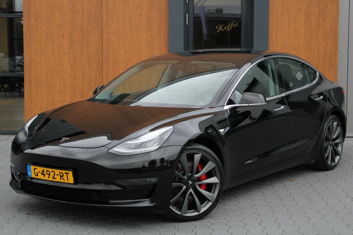 Tesla Model 3 - Performance | Nieuwe banden | Velgen hersteld - AutoWereld.nl