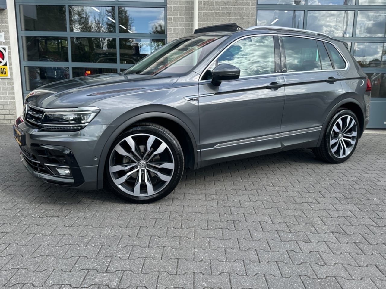 Volkswagen Tiguan - 1.5 TSI ACT Highline R LINE | ELEK. TREKHAAK | - AutoWereld.nl