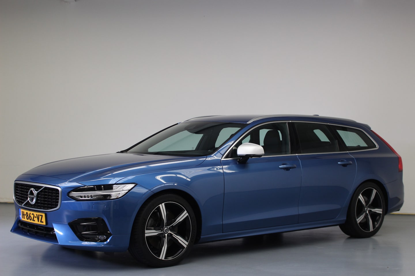 Volvo V90 - T4 190pk R-Design | Rijklaarprijs | - AutoWereld.nl