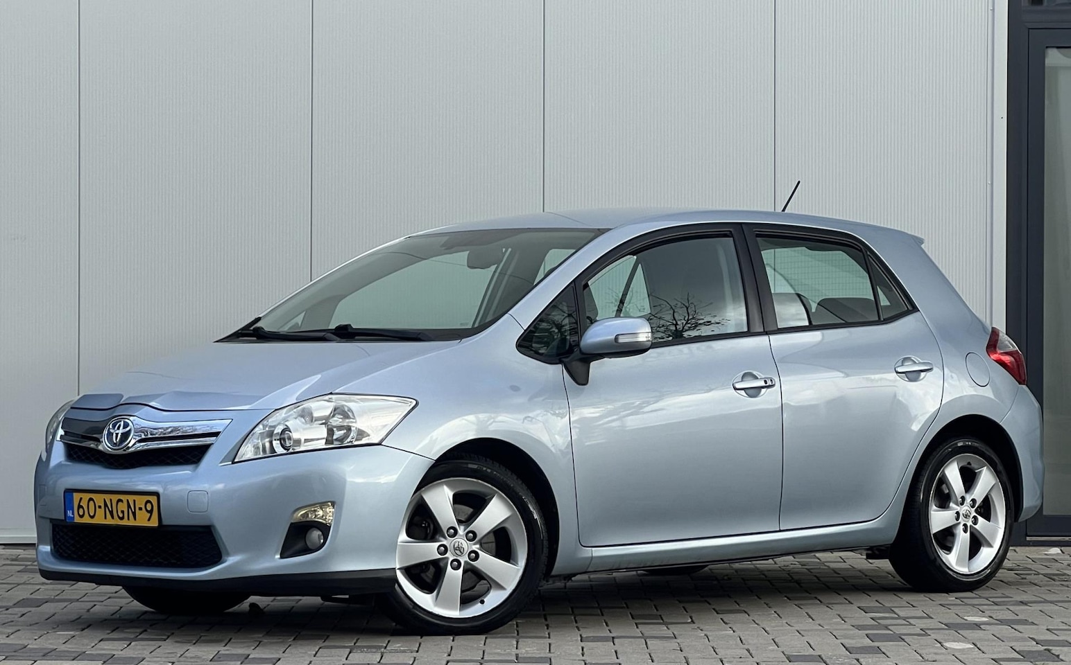 Toyota Auris - 1.8 Full Hybrid Executive Navi Camera Leer - AutoWereld.nl