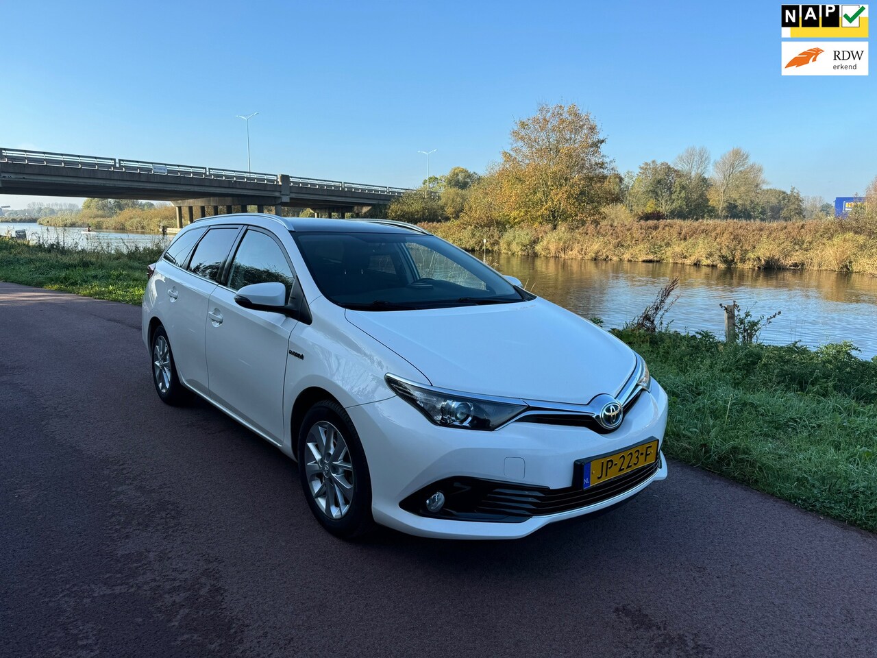 Toyota Auris - 1.8 Hybrid Business Plus|Dealer onderh.|Pano| - AutoWereld.nl