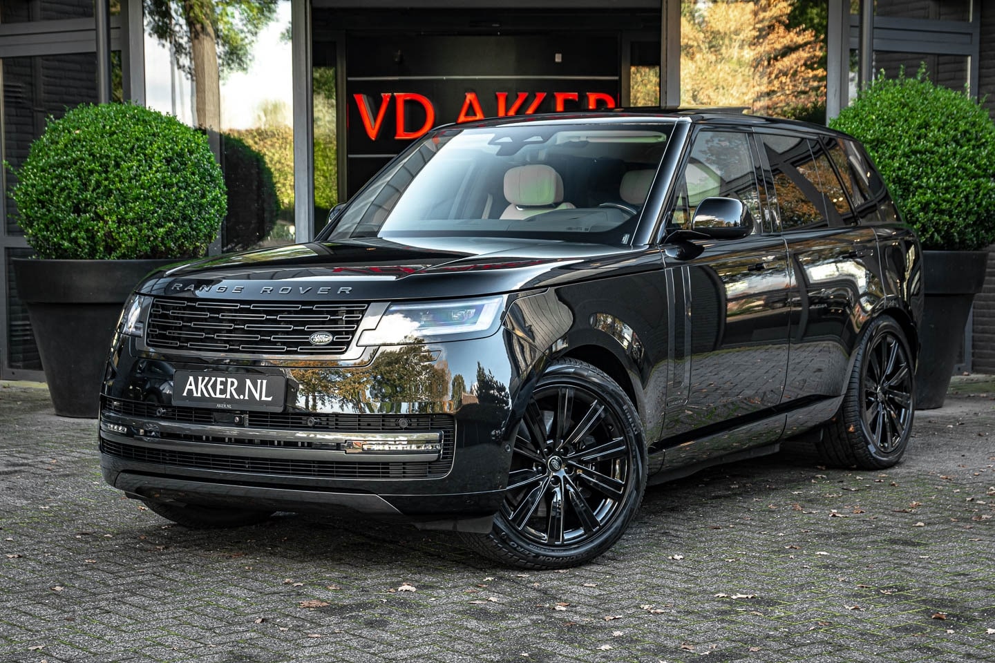 Land Rover Range Rover - LANDROVER P550e AUTOBIOGRAPHY MASSAGE+HEADUP+MERIDIAN SIGNATURE - AutoWereld.nl