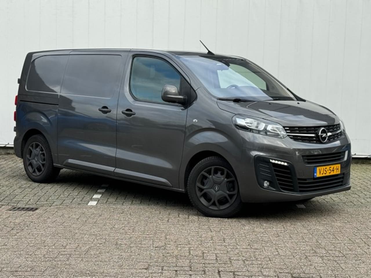 Opel Vivaro - 2.0 CDTI L2H1 Innovation 177PK Automaat met Navi/Camera, 17inch, Trekhaak, Dodehoek - AutoWereld.nl