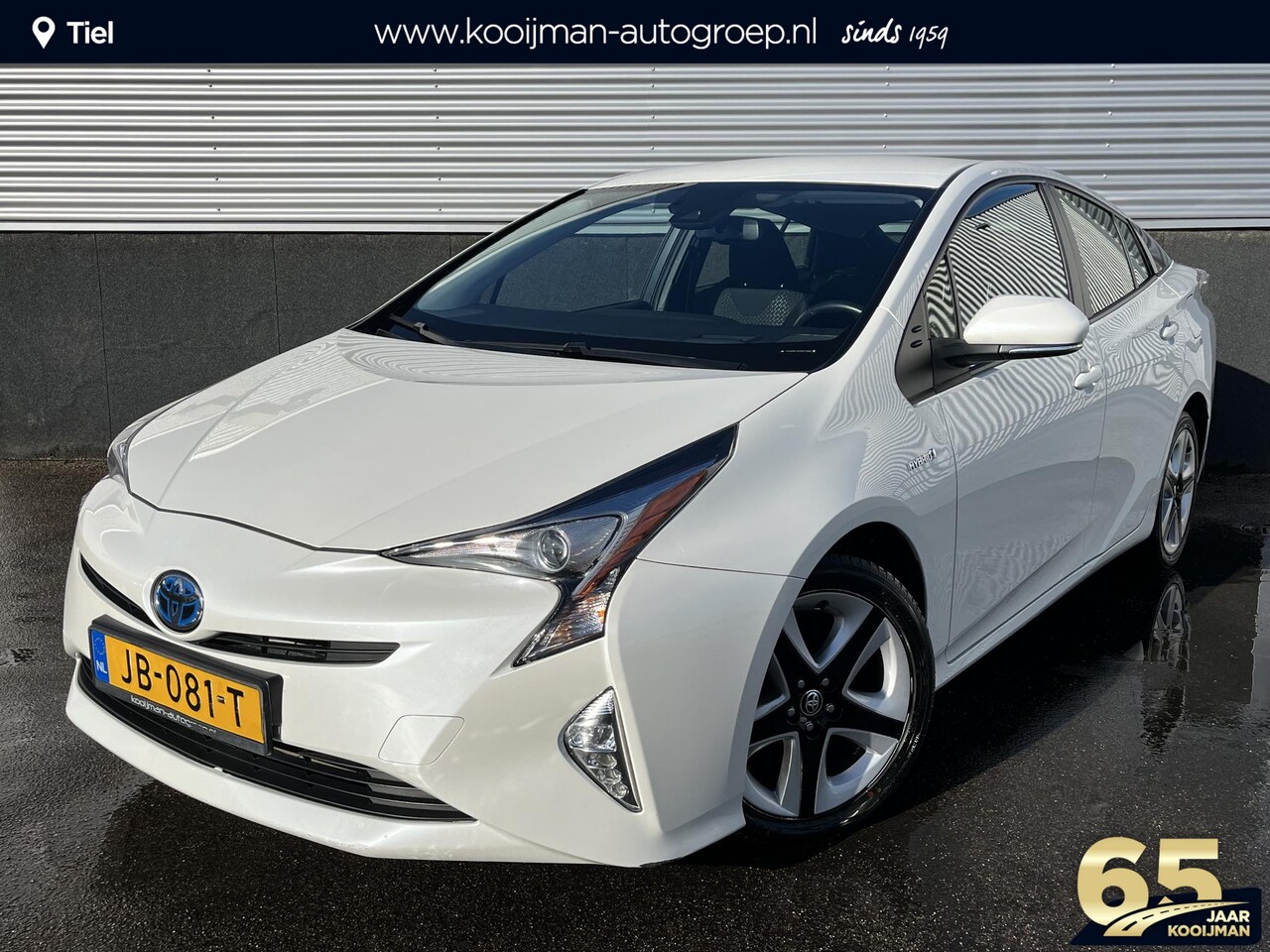 Toyota Prius - 1.8 Dynamic Navigatie, Dodehoekdetectie, Stoelverwarming, Privacy glass, Head-up display, - AutoWereld.nl