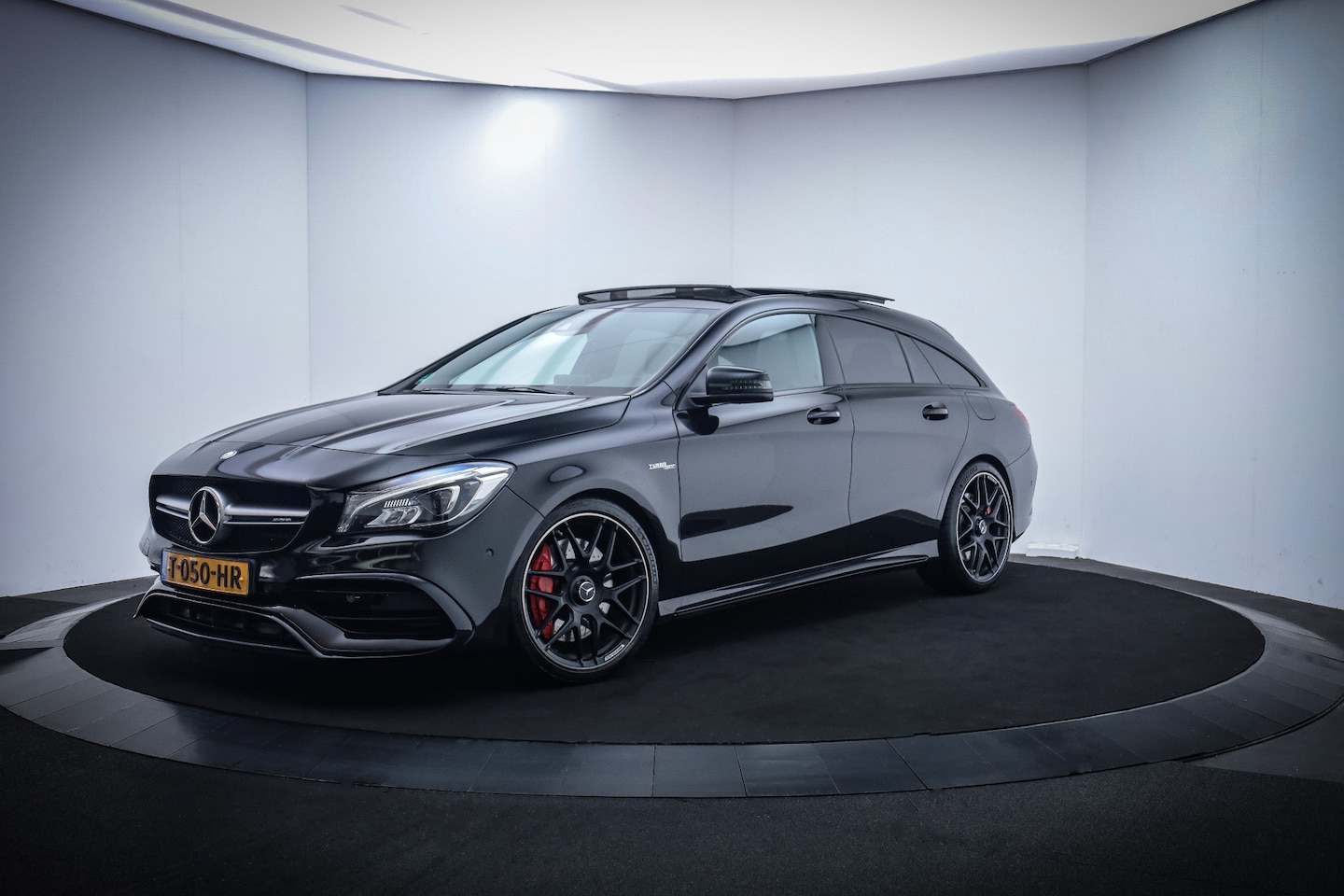 Mercedes-Benz CLA-klasse Shooting Brake - AMG 45 4MATIC PANO/HARMAN KARDON/CARPLAY/NAVI/CLIMA/CRUISE/STOELVERW./LMV 19'' - AutoWereld.nl