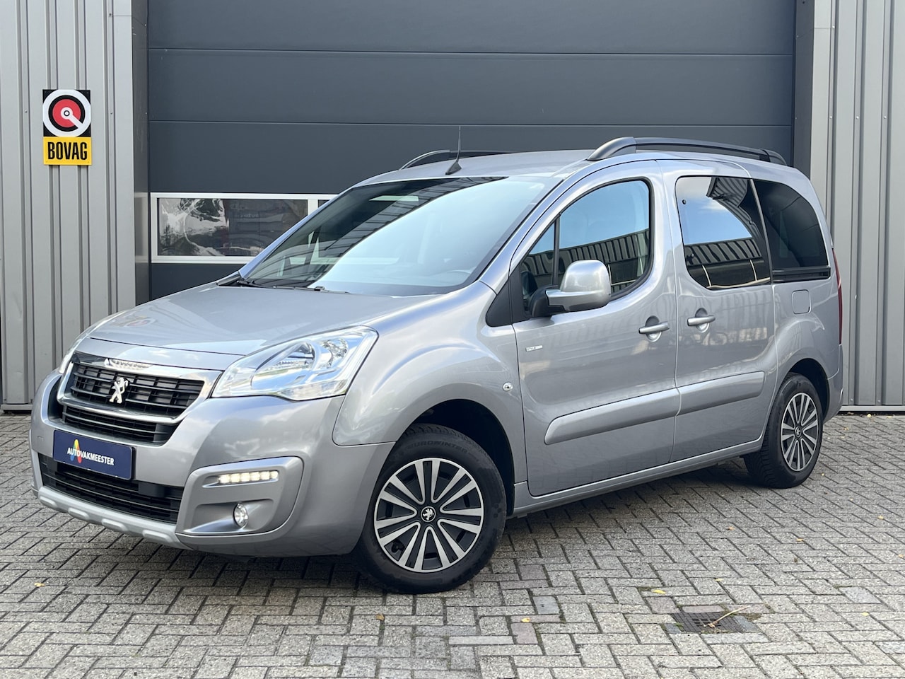 Peugeot Partner Tepee - 1.2 PureTech Allure | Navi | Carplay | PDC | Airco | D-riem vervangen | Cruise - AutoWereld.nl