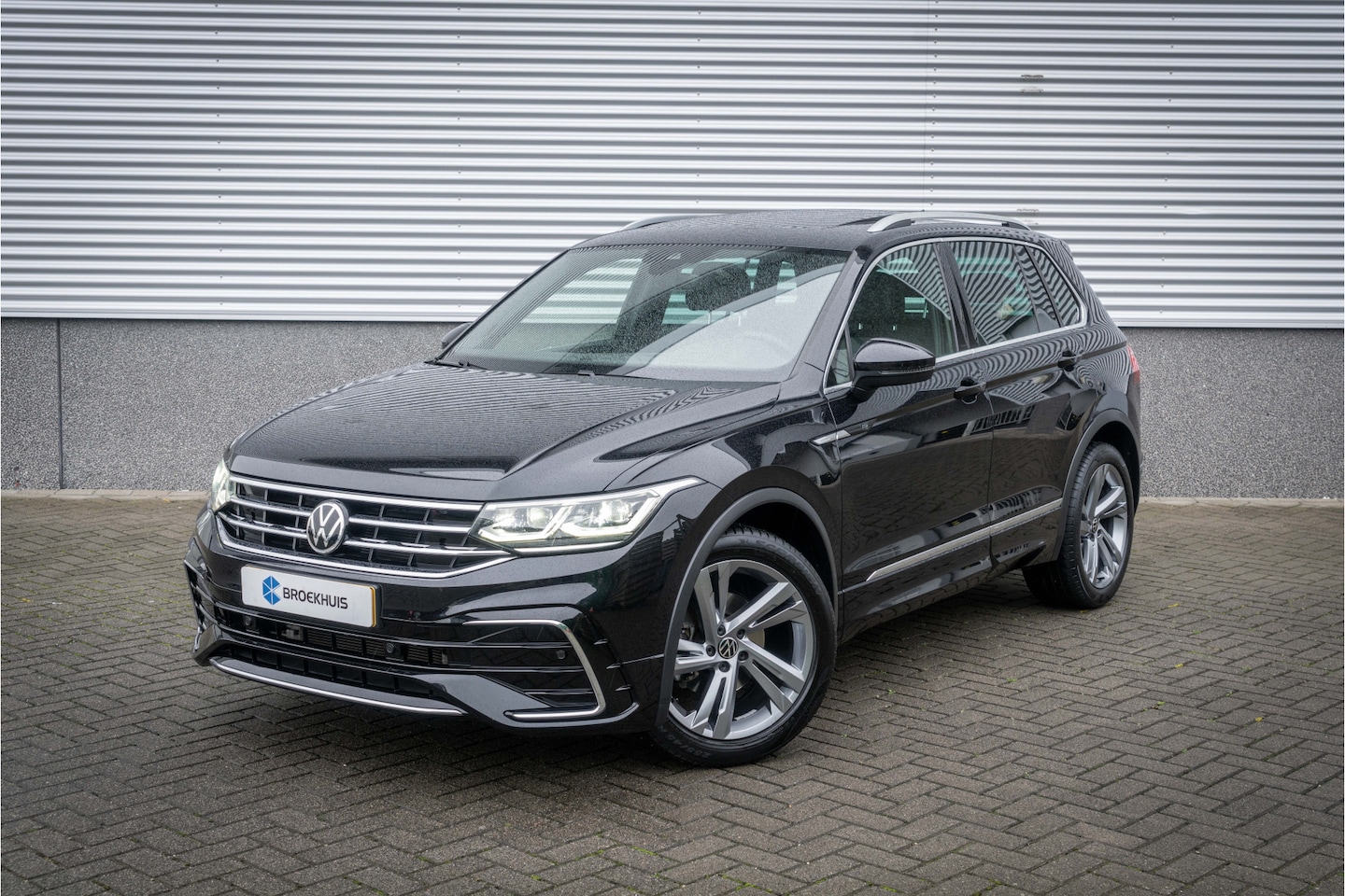 Volkswagen Tiguan - R-Line Business 1.5 110 kW / 150 pk TSI SUV 7 versn. DSG | Pan-Dak | IQ light| Digidash| 1 - AutoWereld.nl