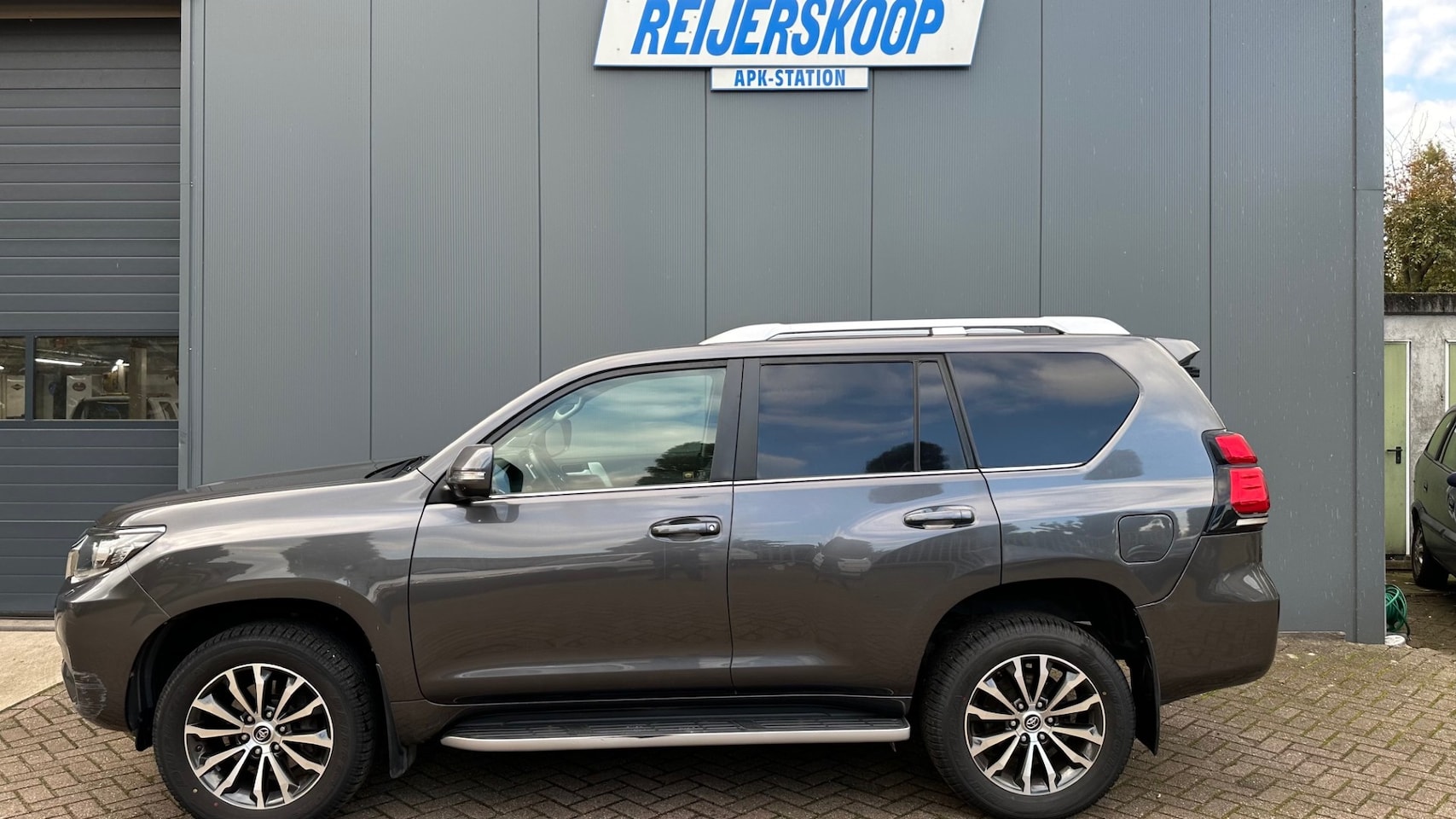 Toyota Land Cruiser - 2.8 D-4D-F Executive Window Van - AutoWereld.nl