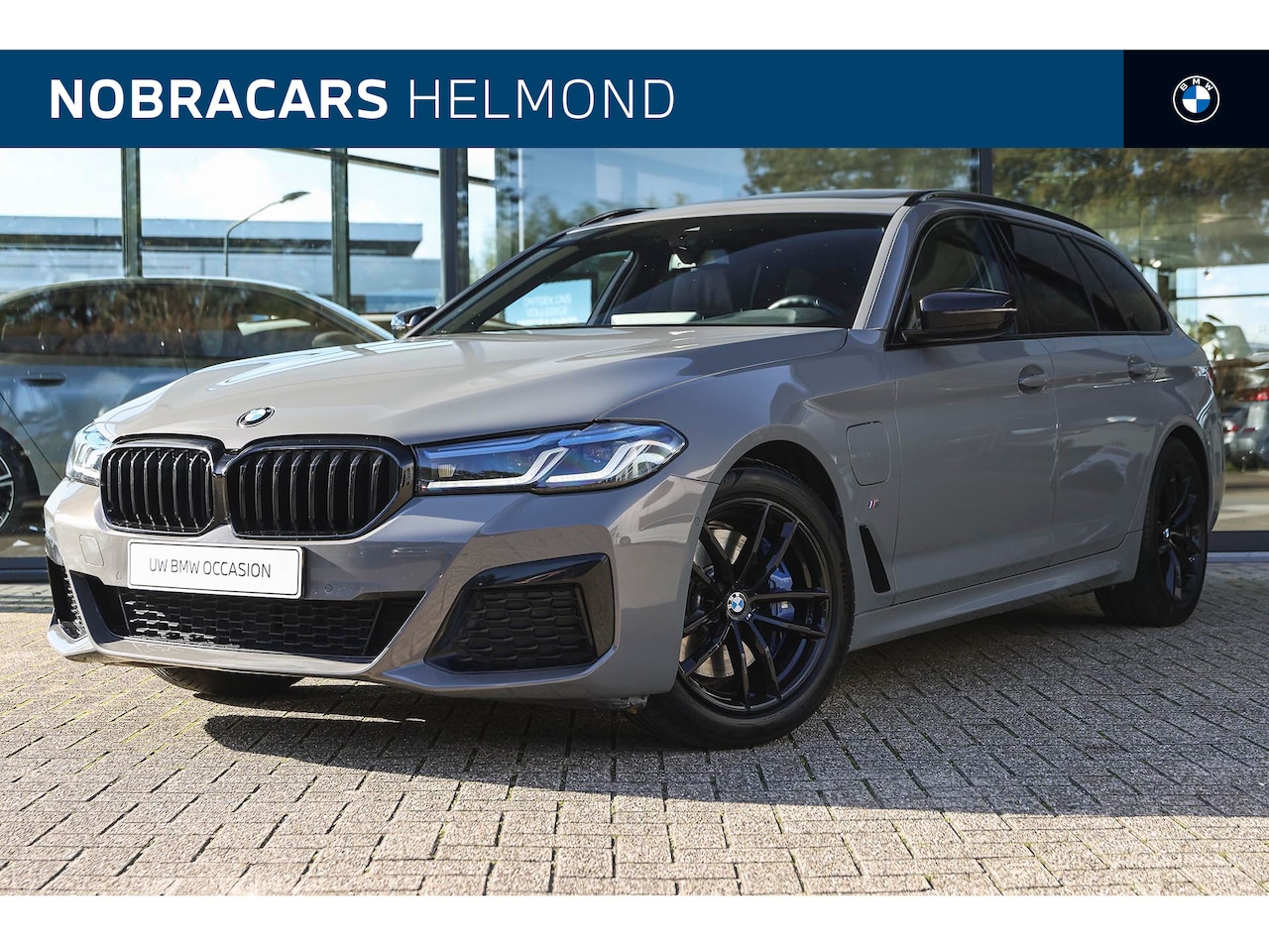 BMW 5-serie Touring - 530e High Executive M Sport Automaat / Panoramadak / Stoelverwarming / Laserlicht / Parkin - AutoWereld.nl